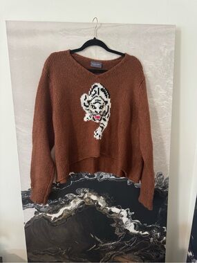 NWOT Cozy Orange/Brown Tiger Motif V-Neck Sweater